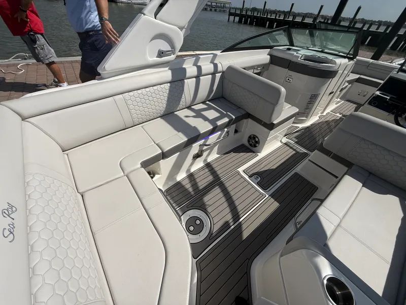 Slide: The Image of Sea Ray 270 SDX OB 2024 - 28