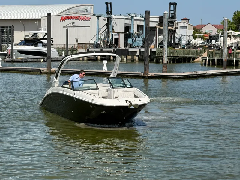 Slide: The Image of Sea Ray 270 SDX OB 2024 - 12
