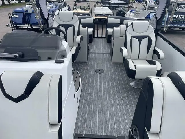 Slide: The Image of Montara 25' SURF BOSS 2.0 CW 2023 - 10