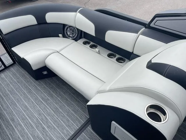 Slide: The Image of Montara 25' SURF BOSS 2.0 CW 2023 - 14