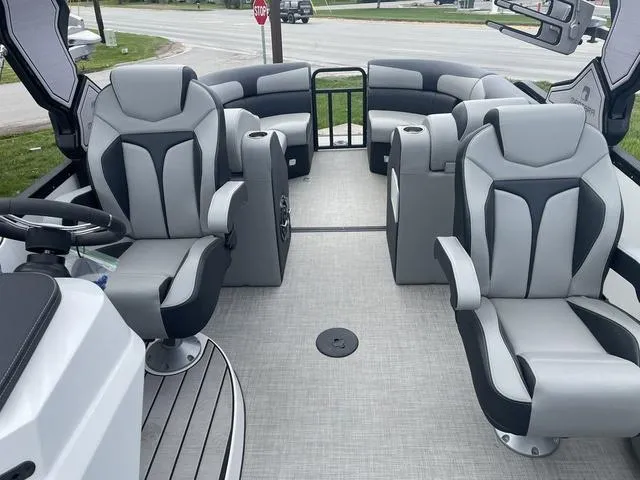 Slide: The Image of Montara BASE SURF BOSS 25' 2024 - 9