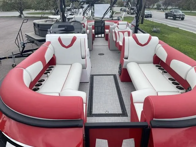 Slide: The Image of Montara BASE SURF BOSS 25' 2024 - 7