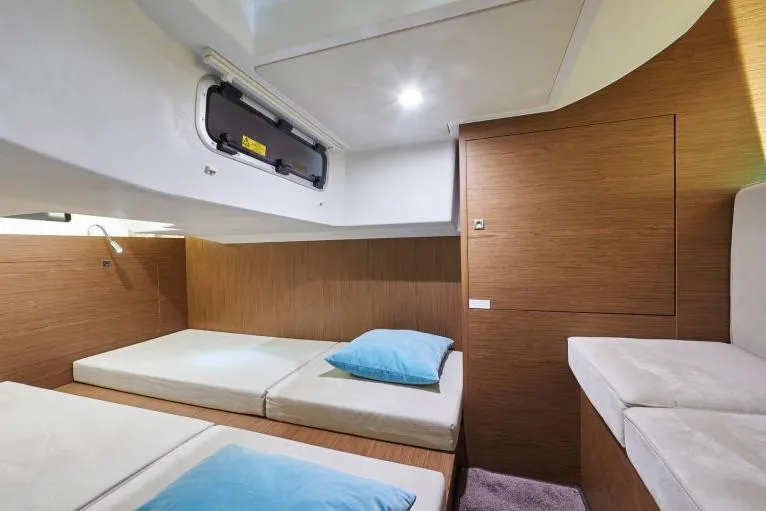 Slide: The Image of Mfr. Image - Aft Cabin - 32