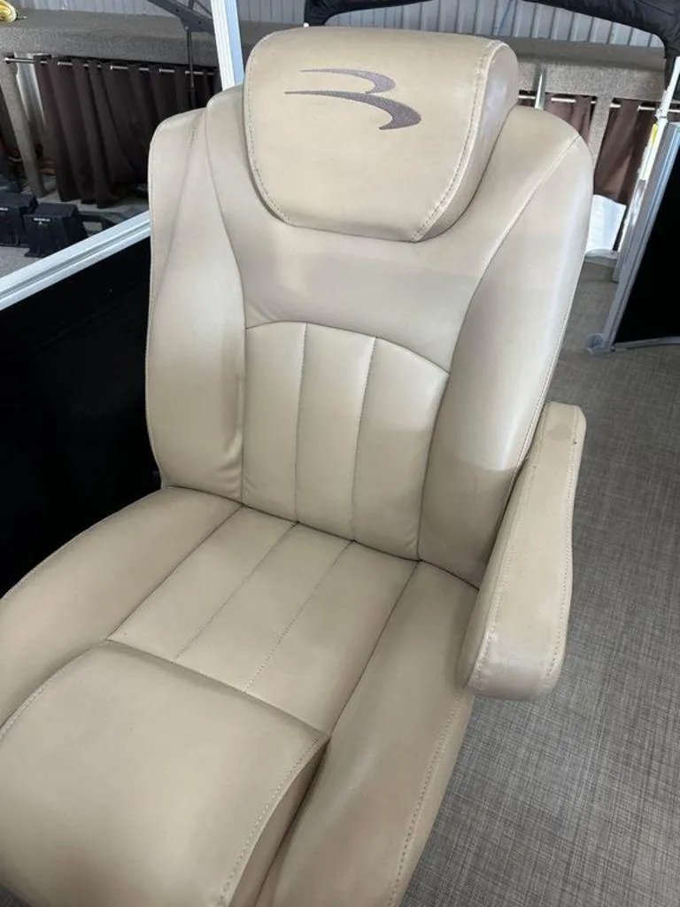 Slide: The Image of Beige captain's chair on a 2016 Bennington 24 SLX pontoon boat. - 10