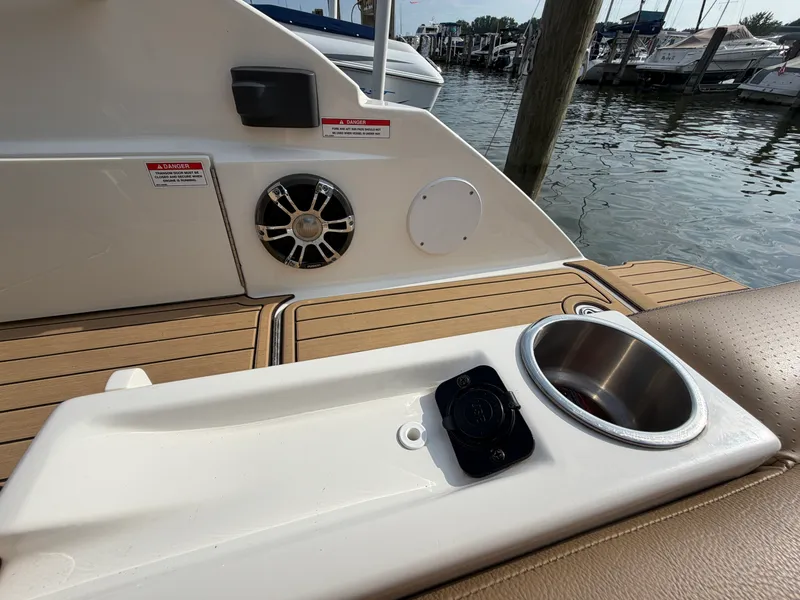 Slide: The Image of Sea Ray 250 SDX 2019 - 37