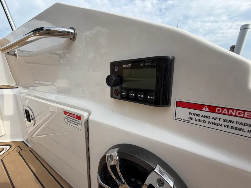 Slide: The Image of Sea Ray 250 SDX 2019 - 38