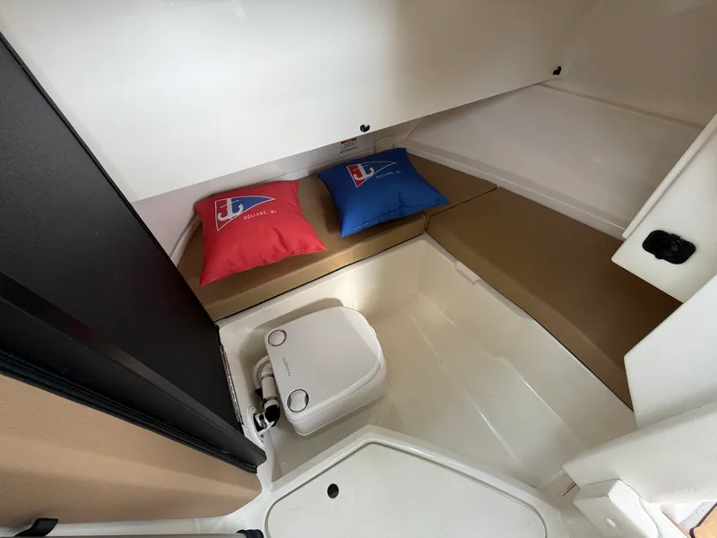 Slide: The Image of Sea Ray 250 SDX 2019 - 24