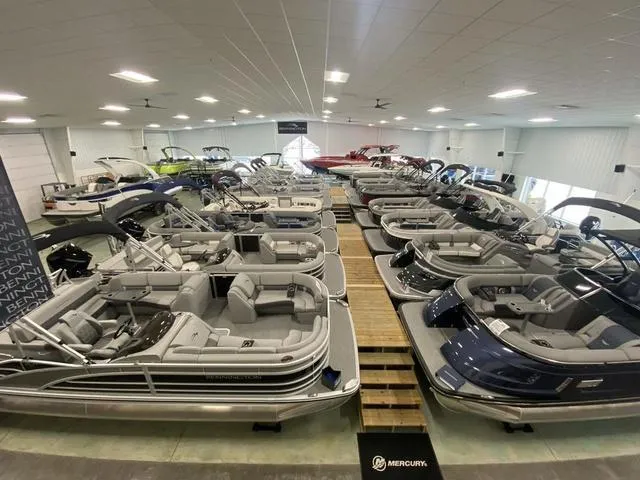 Slide: The Image of Indoor showroom displaying 2024 Bennington 23 RSB pontoon boats. - 27