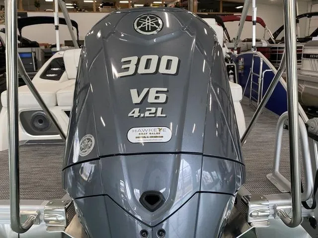 Slide: The Image of 2024 Bennington 23 RSB with Yamaha 300 V6 4.2L outboard motor. - 9
