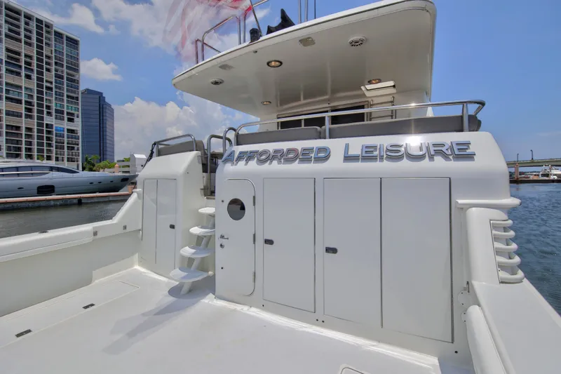 Slide: The Image of Lazzara Yachts 80 SL SKYLOUNGE 2001 - 106