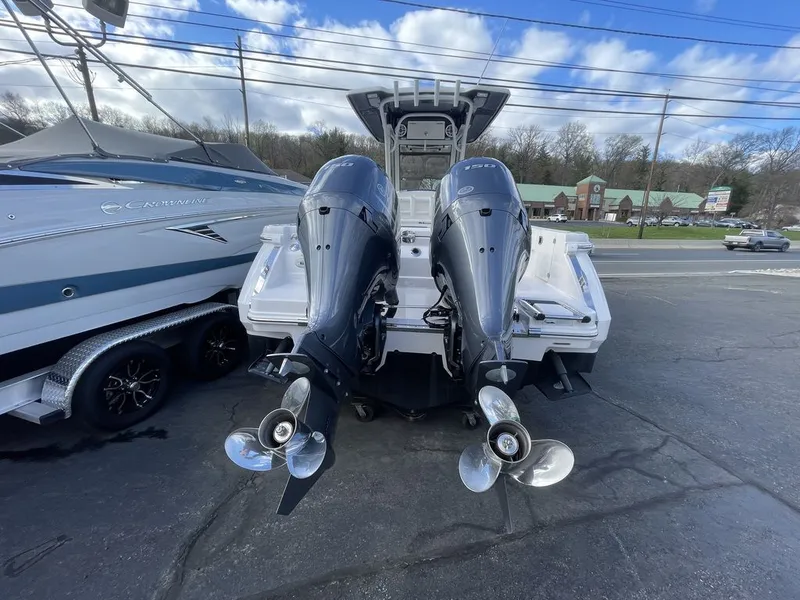 Slide: The Image of Robalo R250 Center Console 2023 - 6