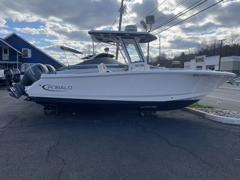 The Image of Robalo R250 Center Console 2023 - 0