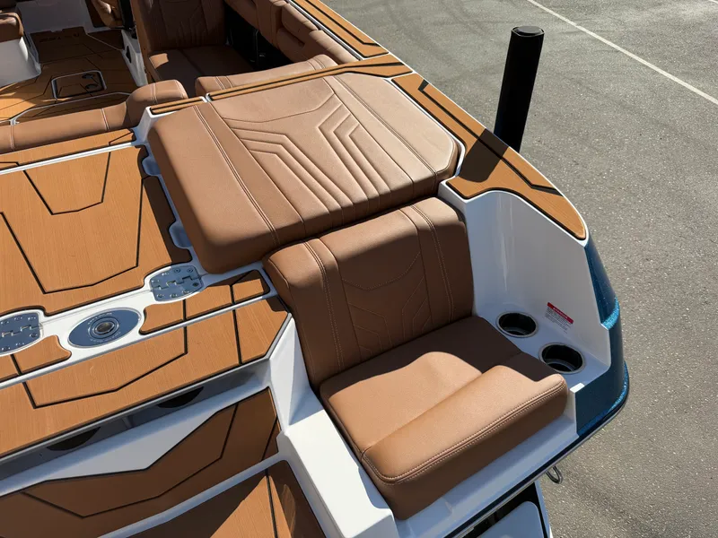 Slide: The Image of Malibu 25 LSV 2027 - 17