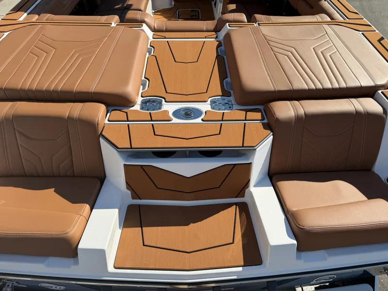 Slide: The Image of Malibu 25 LSV 2027 - 15