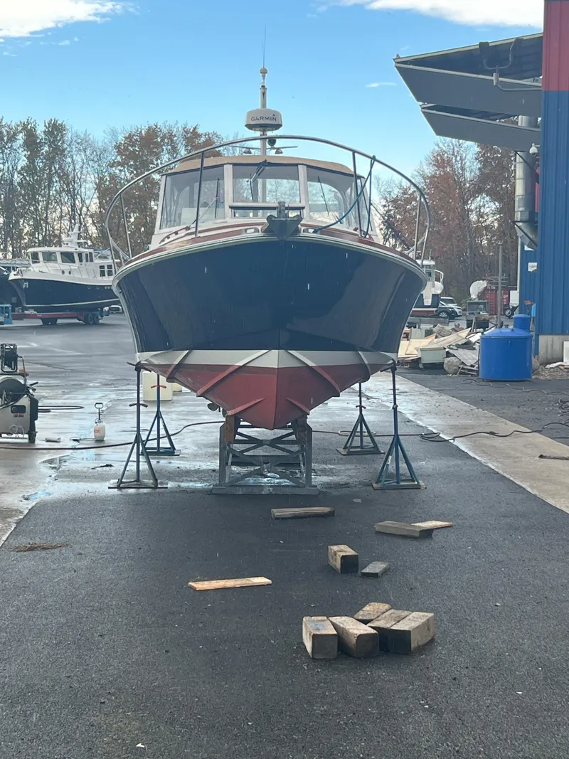 Slide: The Image of Bruckmann Bluestar 29.9 boat from 2000 on stands in a boatyard. - 7