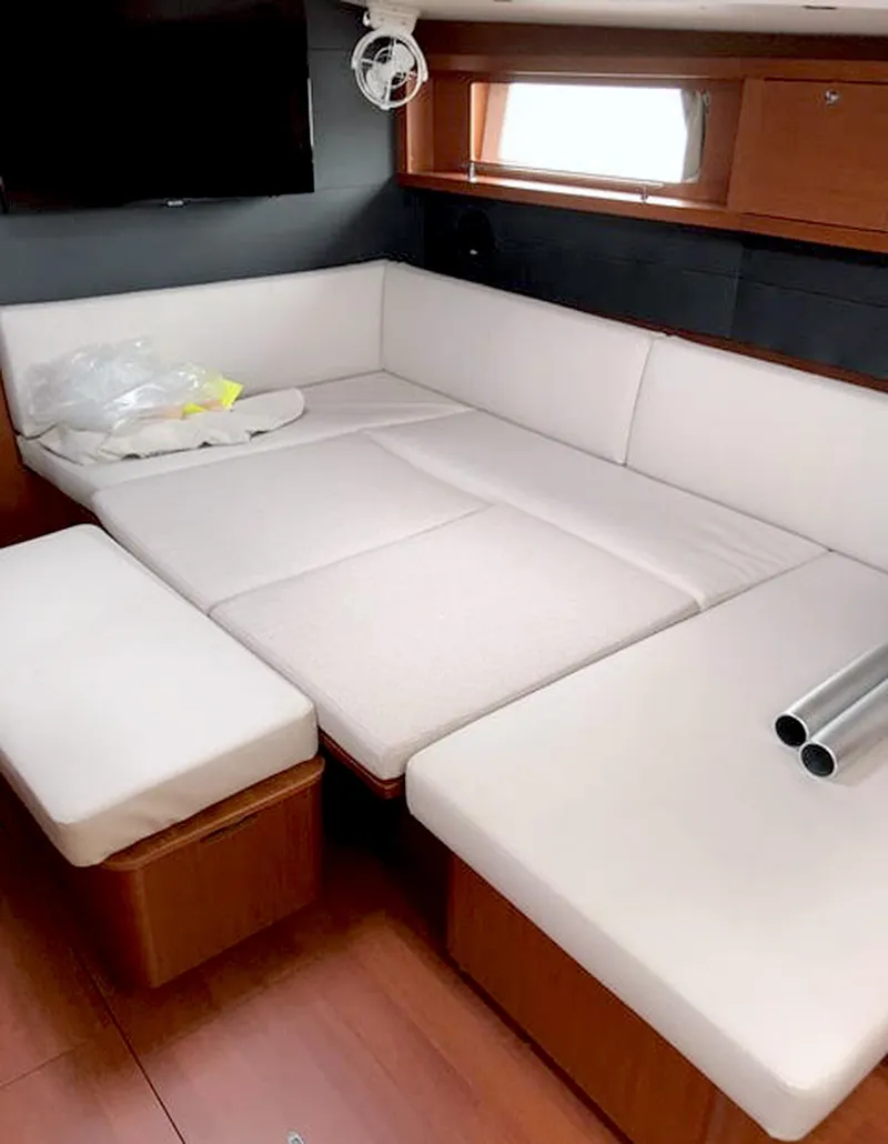 Slide: The Image of 2019 Beneteau Oceanis 48 - Dinette/berth - 24