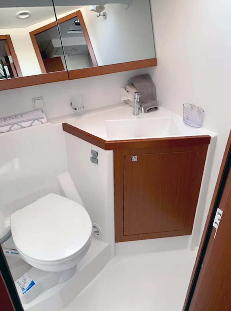 Slide: The Image of 2019 Beneteau Oceanis 48 - Head - 37