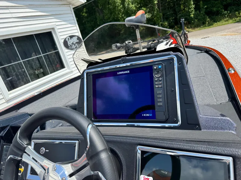 Slide: The Image of 2024 Ranger Z521R CUP boat dashboard with Lowrance HDS display. - 5