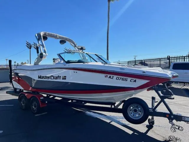 Slide: The Image of 2018 MasterCraft XT22 boat on trailer in parking lot. - 4