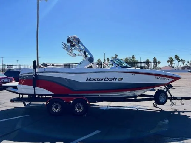 Slide: The Image of 2018 MasterCraft XT22 boat on trailer in parking lot. - 5