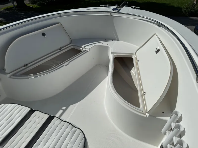 Slide: The Image of Edgewater 260 Center Console 2002 boat with open storage compartments. - 8