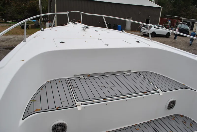 Slide: The Image of 2001 ProKat 2800KAT boat deck with gray flooring and white railing. - 4