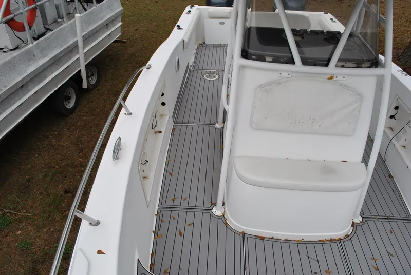 Slide: The Image of 2001 ProKat 2800KAT boat deck with gray flooring and white console. - 7