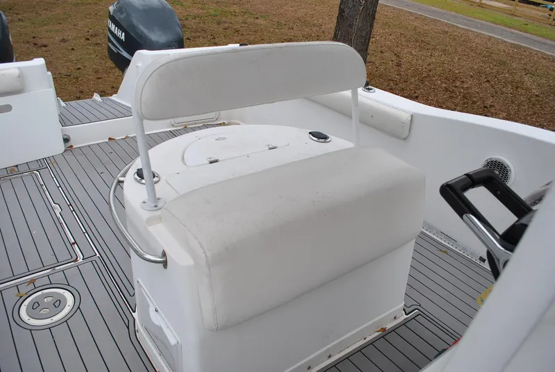 Slide: The Image of 2001 ProKat 2800KAT boat interior with white seating and gray flooring. - 9