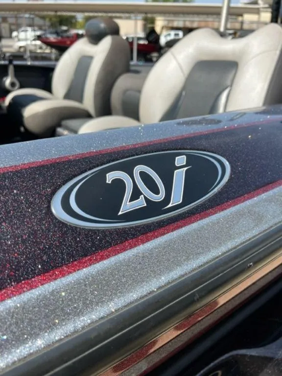 Slide: The Image of 2014 Skeeter 20i boat interior with dual gray and black seats. - 10