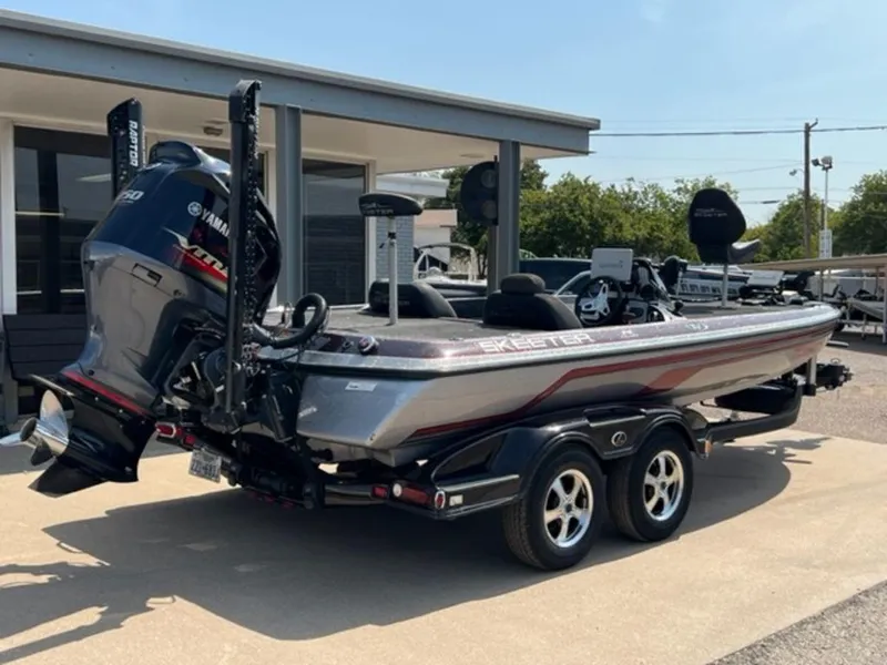 Slide: The Image of 2014 Skeeter 20i boat with cushioned seat and carpeted deck. - 17