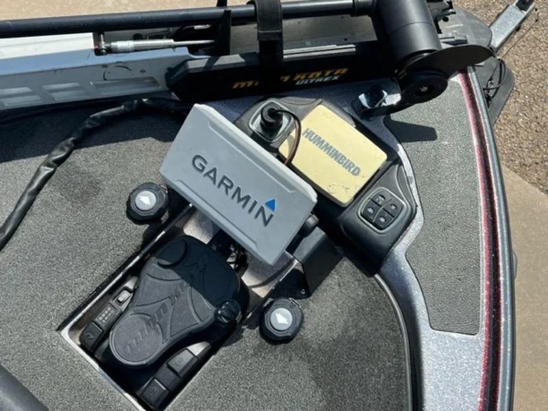 Slide: The Image of 2014 Skeeter 20i boat on trailer in parking lot, front view. - 4