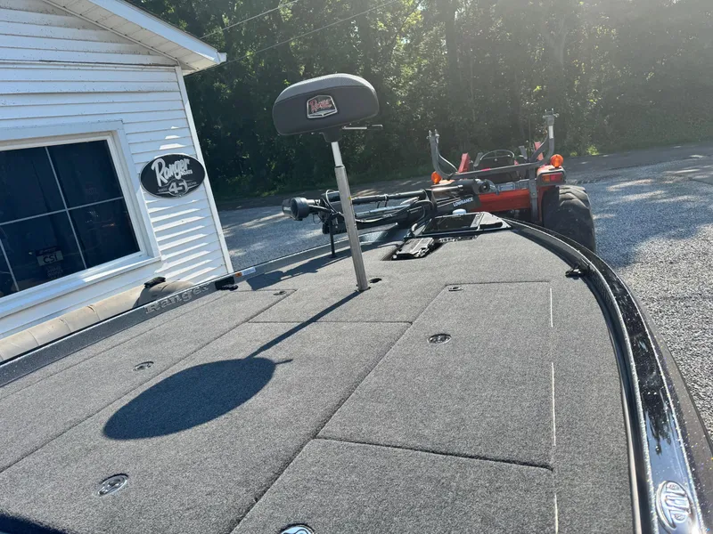 Slide: The Image of 2024 Ranger Z521R CUP boat deck with seat and equipment. - 6