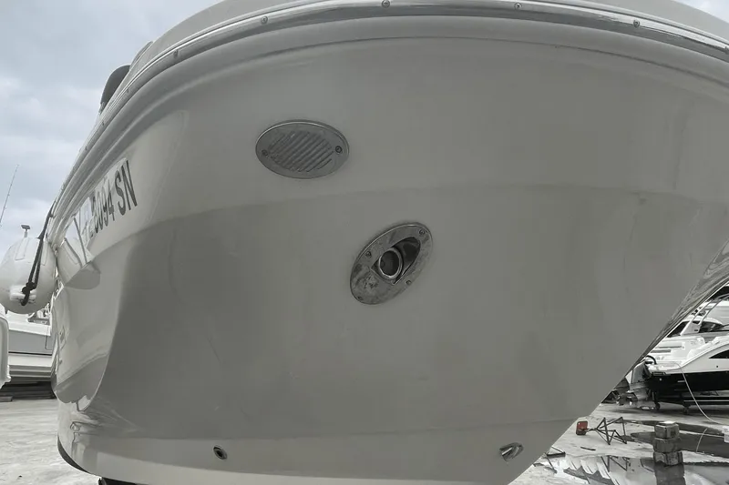 Slide: The Image of 2019 Sea Ray SDX 250 Outboard boat, close-up of hull and fittings. - 8
