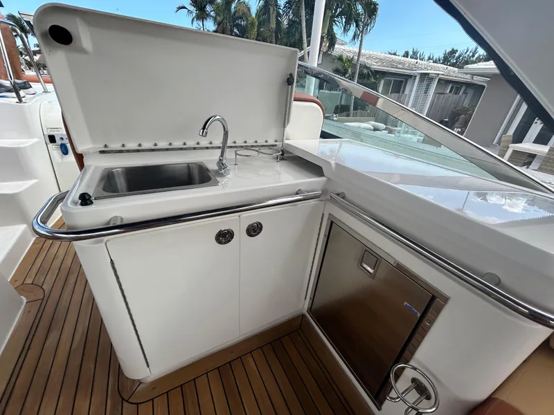 Slide: The Image of Outdoor kitchenette on 2014 Sea Ray 370 Venture boat with sink and mini fridge. - 29