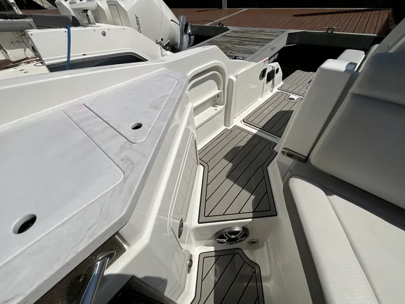 Slide: The Image of Sea Ray SDX 290 Outboard 2027 - 11