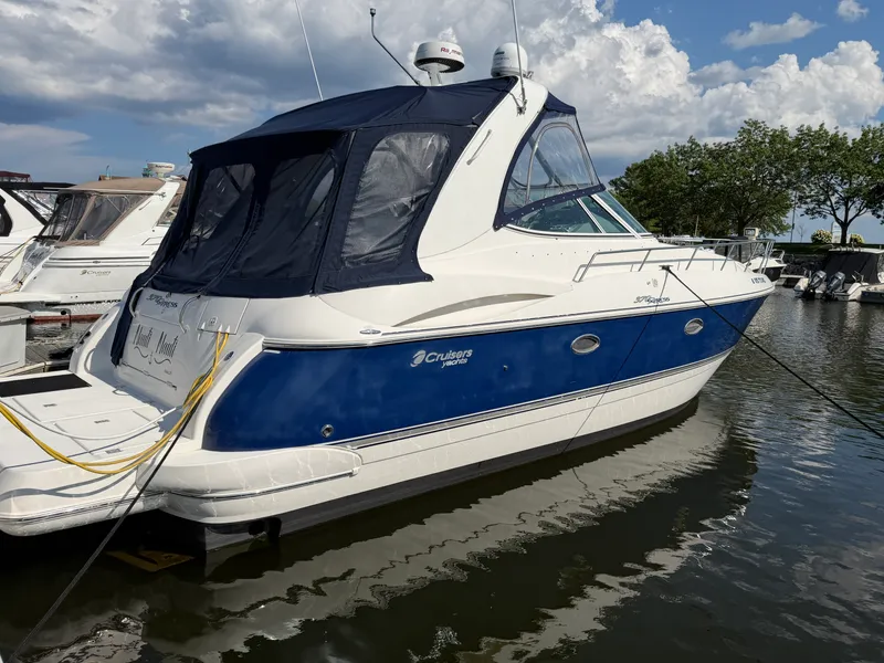 The Image of Cruisers 370 EXPRESS 2005 - 0