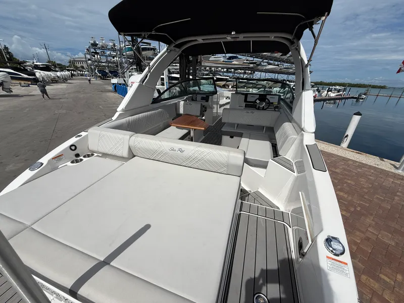 Slide: The Image of Sea Ray SDX 270 Outboard 2025 - 31