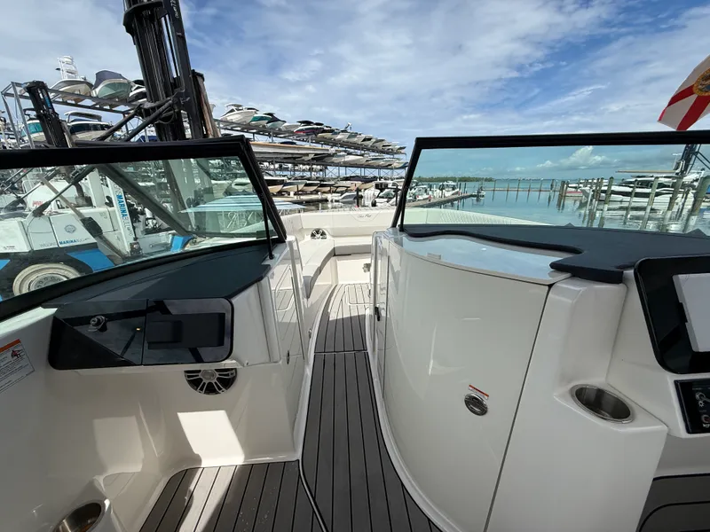 Slide: The Image of Sea Ray SDX 270 Outboard 2025 - 22