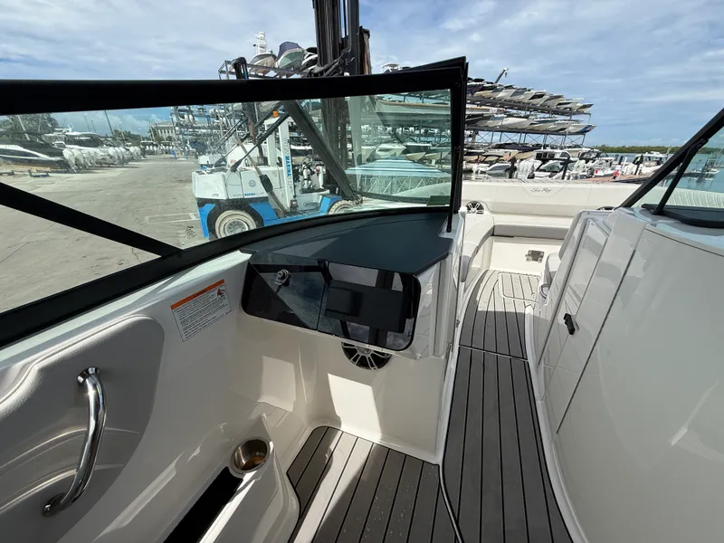 Slide: The Image of Sea Ray SDX 270 Outboard 2025 - 27