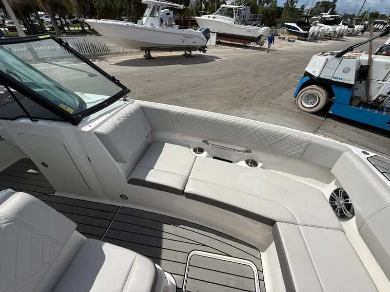 Slide: The Image of Sea Ray SDX 270 Outboard 2025 - 17