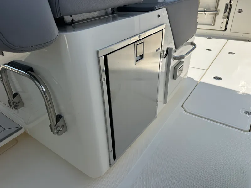 Slide: The Image of Boston Whaler 380 OUTRAGE 2024 - 47