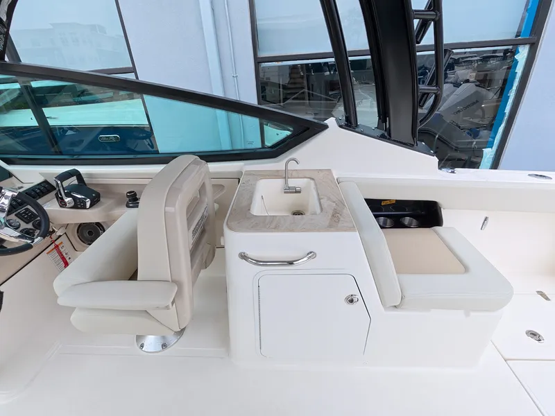 Slide: The Image of Boston Whaler 280 Vantage 2027 - 14