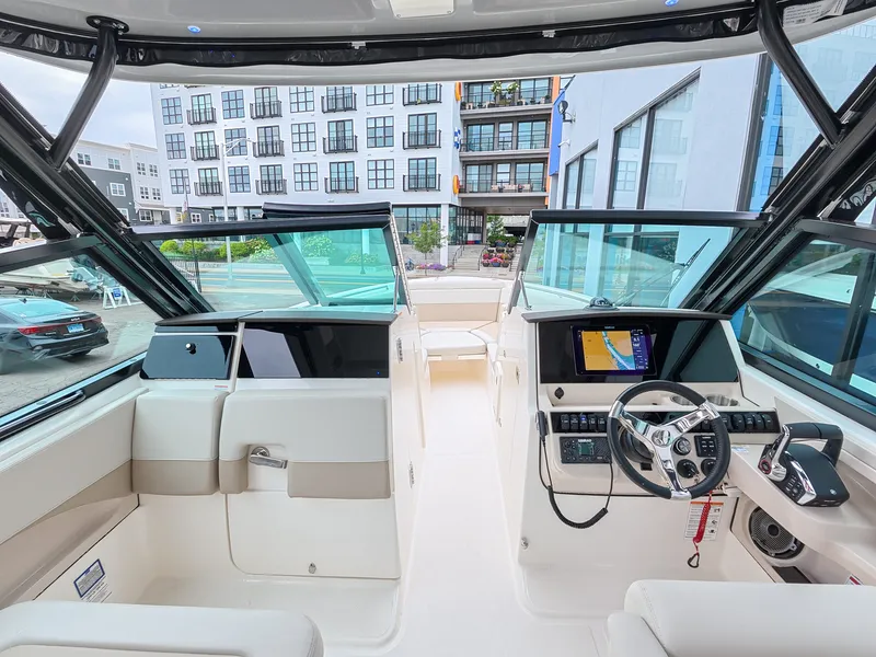 Slide: The Image of Boston Whaler 280 Vantage 2027 - 20