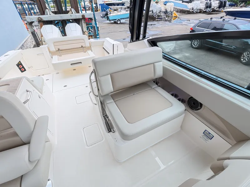 Slide: The Image of Boston Whaler 280 Vantage 2027 - 16