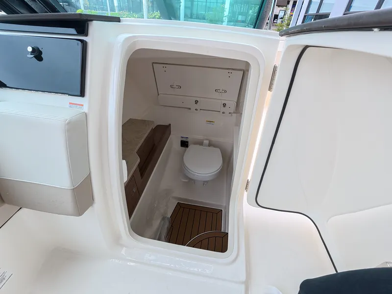 Slide: The Image of Boston Whaler 280 Vantage 2027 - 25