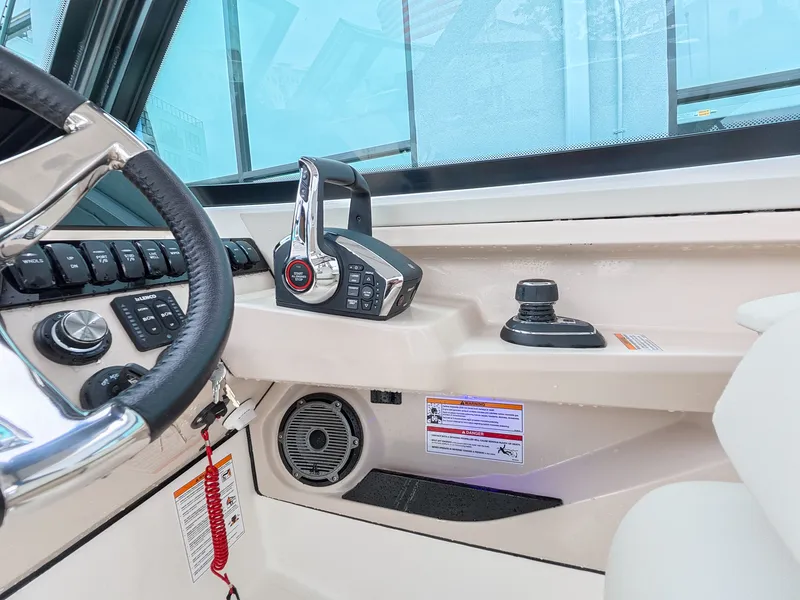 Slide: The Image of Boston Whaler 280 Vantage 2027 - 23