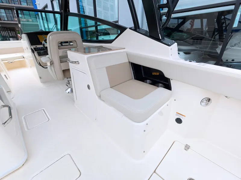 Slide: The Image of Boston Whaler 280 Vantage 2027 - 13