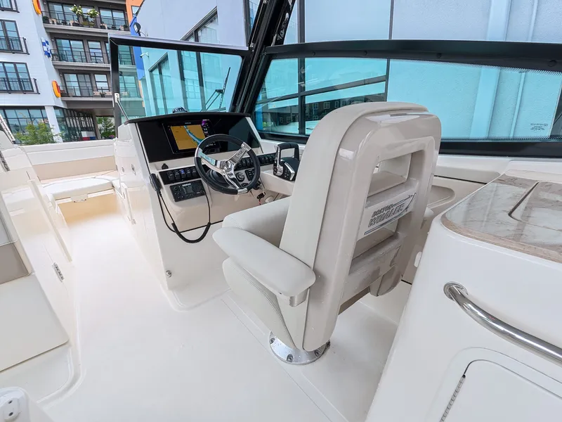Slide: The Image of Boston Whaler 280 Vantage 2027 - 17