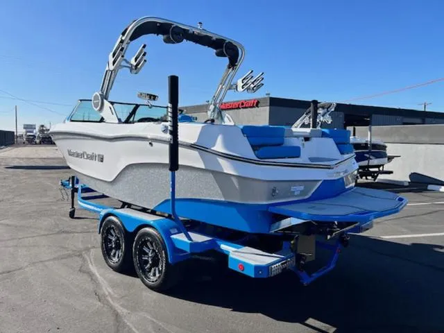 Slide: The Image of MasterCraft XT22 T 2024 - 16