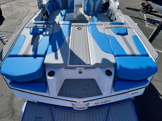 Slide: The Image of MasterCraft XT22 T 2024 - 17